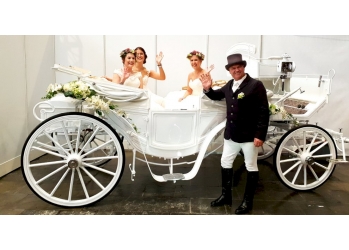 Neue weiße Luxus - Hochzeitskutsche, gezogen von edlen Friesenpferden in Düsseldorf
