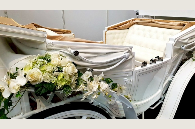 Neue weiße Luxus - Hochzeitskutsche, gezogen von edlen Friesenpferden
